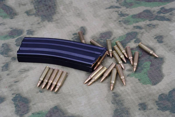 Ammunition Med Tidningen Camoflage Bakgrund — Stockfoto