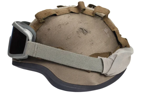 Kevlar Helm Mit Tarnbezug Und Schutzbrille Isoliert Auf Weiß — Stockfoto