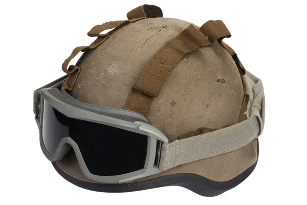 Кевларовый Шлем Камуфляжной Крышкой Защитными Очками Изолированными Белом — стоковое фото
