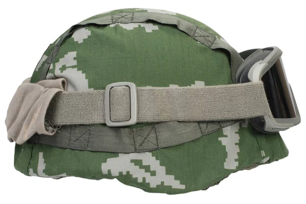 Kevlar Helm Met Camouflage Dekking Beschermende Bril Geïsoleerd Wit — Stockfoto