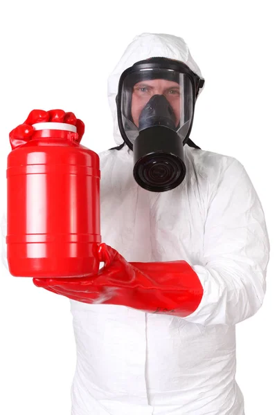 男子在危险品西装与红色容器危险的材料 在白色隔离 — 图库照片