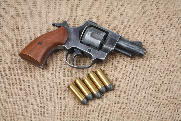 Revolver Met Munitie Achtergrond Doek — Stockfoto