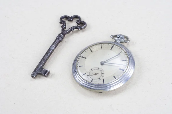 Reloj Bolsillo Retro Vieja Llave Vintage Sobre Fondo Texturizado Blanco — Foto de Stock