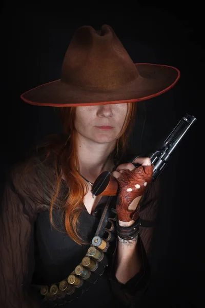 野生西部女孩与左轮手枪在黑色背景 — 图库照片