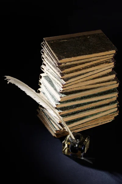 Stary Wieczne Pióro Stare Książki Inkwell Czarnym Tle Teksturą — Zdjęcie stockowe
