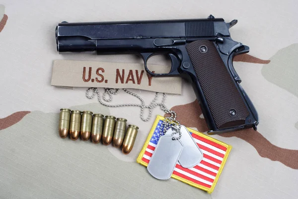 Colt Gobierno 1911 Con Navy Fondo Uniforme — Foto de Stock