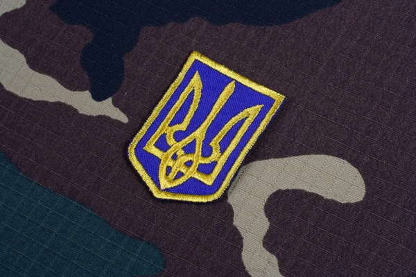 キエフ ウクライナ 2015 ウクライナ陸軍制服バッジ トライデント ウクライナのエンブレム — ストック写真