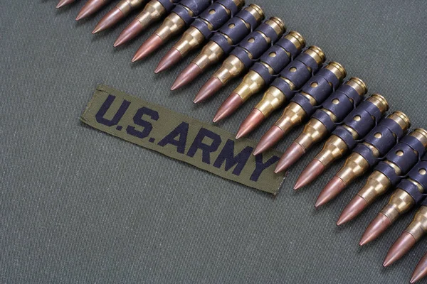 弹药传送带在美国军队制服背景 — 图库照片