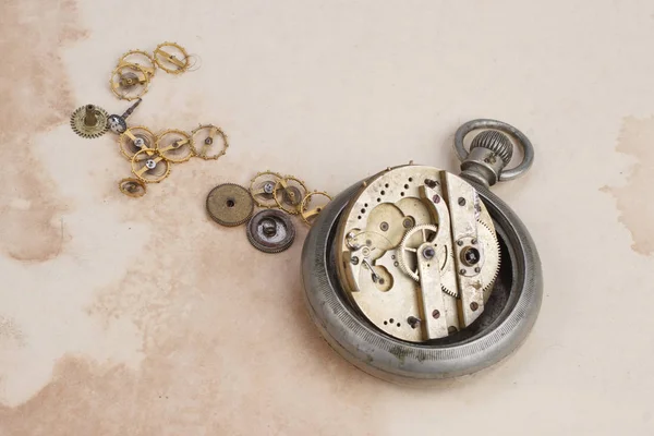 Концепция Времени Сломанные Винтажные Карманные Часы Грязном Бумажном Фоне Старом — стоковое фото