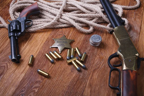 Divoký Západ Zbraně Střelivo Šerifa Odznak Dřevěný Stůl — Stock fotografie