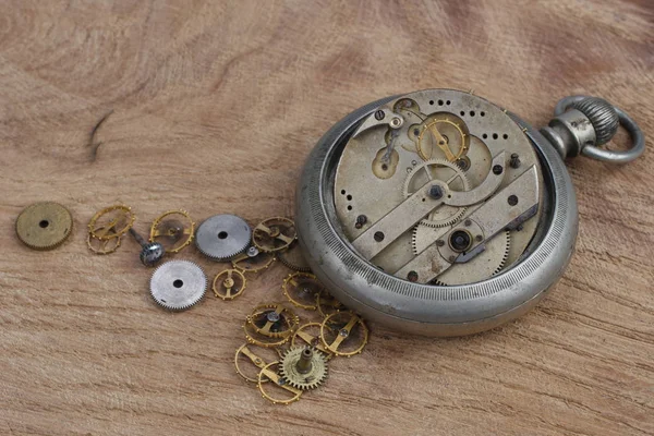 Tijd Concept Gebroken Vintage Pocket Watch Houten Bureau — Stockfoto