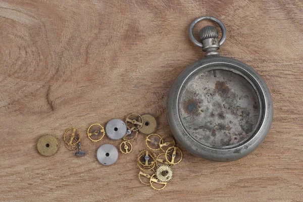Conceito Tempo Relógio Bolso Vintage Quebrado Mesa Madeira — Fotografia de Stock
