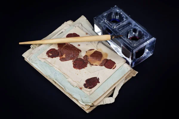 Vecchia Stilografica Calamaio Con Vecchie Lettere Sfondo Nero — Foto Stock