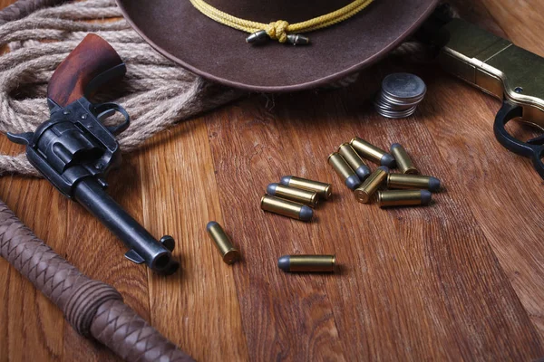 Pistolas Del Oeste Salvaje Municiones Dólares Plata Mesa Madera — Foto de Stock