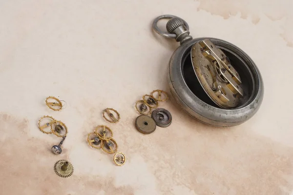 Concepto Tiempo Reloj Bolsillo Vintage Roto Sobre Fondo Papel Sucio —  Fotos de Stock