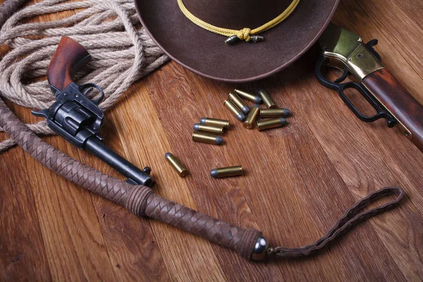 Rifle Munición Del Salvaje Oeste Sobre Mesa Madera —  Fotos de Stock