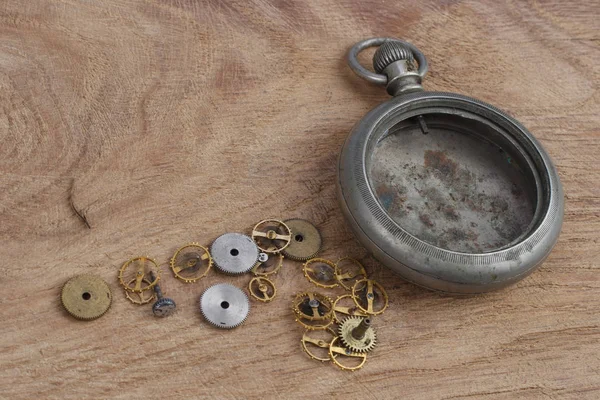 時間の概念 壊れたポケット付きヴィンテージ時計木製の机の上 — ストック写真