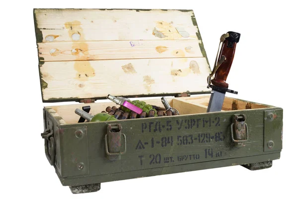 苏联军队弹药箱与刺刀隔绝 弹药类型的文字 Rgd Uzrgm 手榴弹 批号和生产日期 碎片数和重量 — 图库照片