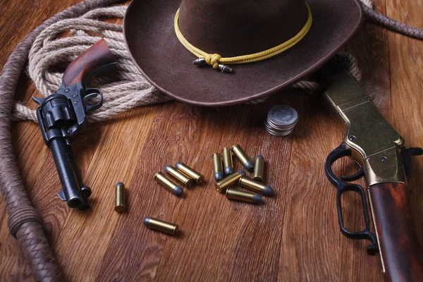 Pistolas Del Oeste Salvaje Municiones Dólares Plata Mesa Madera — Foto de Stock