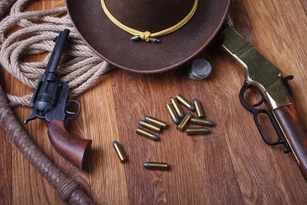 Дика Західна Гвинтівка Боєприпаси Шерифний Знак Дерев Яному Столі — стокове фото