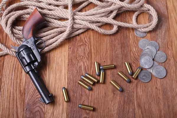 Pistola Del Oeste Salvaje Municiones Dólares Plata Mesa Madera — Foto de Stock