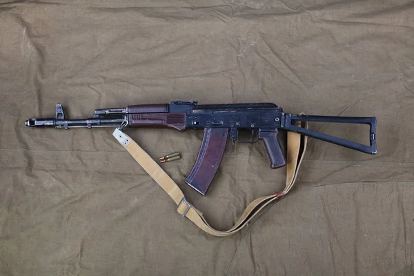 Kalashnikov Con Municiones Sobre Fondo Lona — Foto de Stock