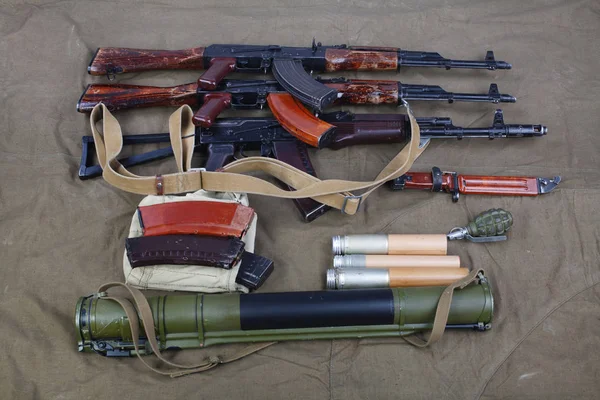 Kalashnikov Con Municiones Sobre Fondo Lona —  Fotos de Stock