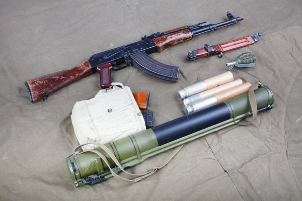 Kalashnikov Con Munizioni Sfondo Tela — Foto Stock