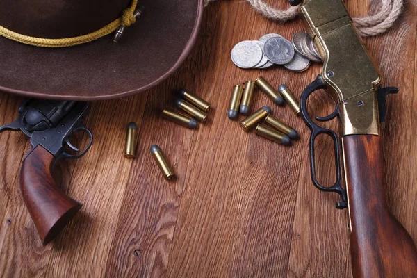 Άγρια Δύση Όπλο Πυρομαχικά Και Σερίφης Σήμα Στο Ξύλινο Τραπέζι — Φωτογραφία Αρχείου