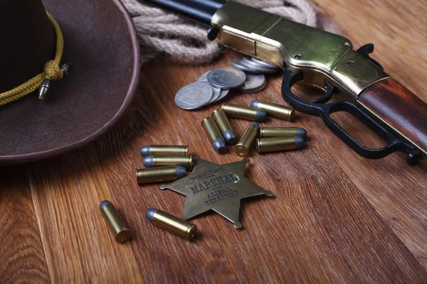Fusil Wild West Munitions Insigne Shérif Sur Une Table Bois — Photo
