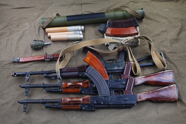Kalashnikov Dengan Amunisi Pada Latar Belakang Kanvas — Stok Foto