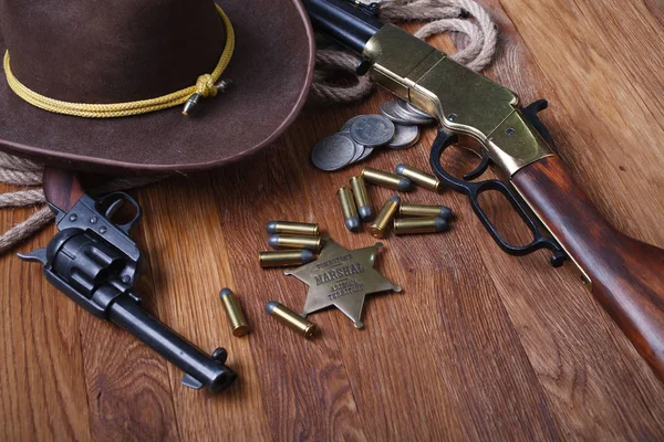 Rifle Del Salvaje Oeste Munición Insignia Del Sheriff Mesa Madera —  Fotos de Stock
