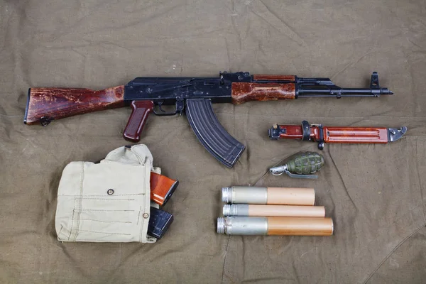 Kalashnikov Con Municiones Sobre Fondo Lona — Foto de Stock