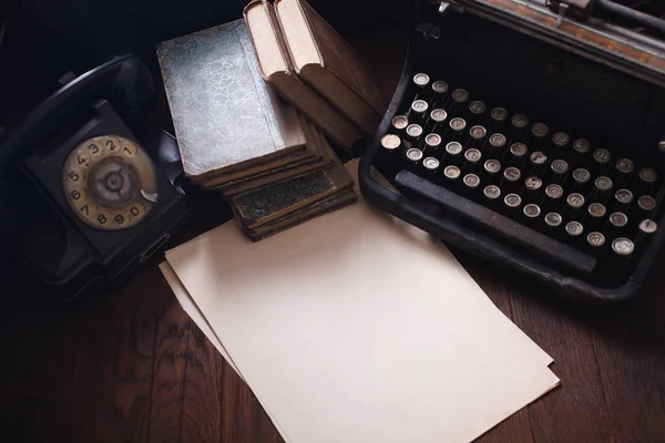 Ancien Téléphone Rétro Avec Machine Écrire Vintage Une Feuille Papier — Photo