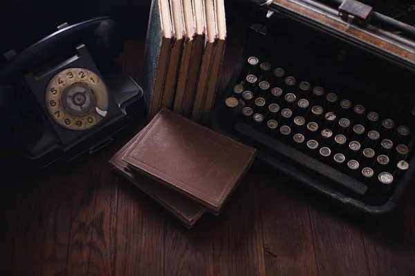 Oude Retro Telefoon Met Vintage Typemachine Boeken Houten Tafel — Stockfoto