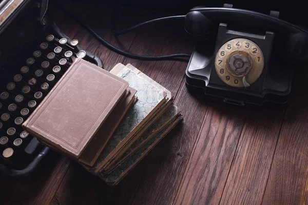 Gamla Retro Telefon Med Vintage Skrivmaskin Och Böcker Träbord — Stockfoto