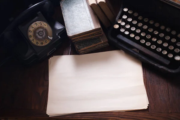 Ancien Téléphone Rétro Avec Machine Écrire Vintage Une Feuille Papier — Photo