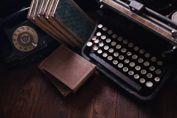 Altes Retro Telefon Mit Vintage Schreibmaschine Und Büchern Auf Holztisch — Stockfoto