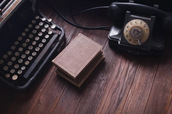旧的复古手机与老式打字机和木桌上的书 — 图库照片