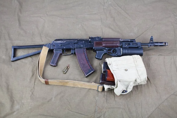 Kalachnikov Avec Lance Grenades Sous Baril Munitions Sur Toile Fond — Photo