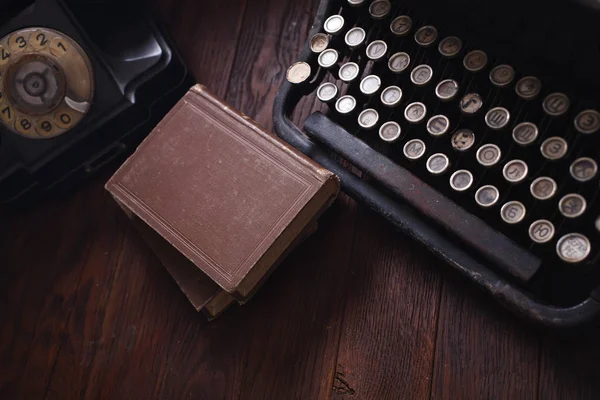 Altes Retro Telefon Mit Vintage Schreibmaschine Und Büchern Auf Holztisch — Stockfoto