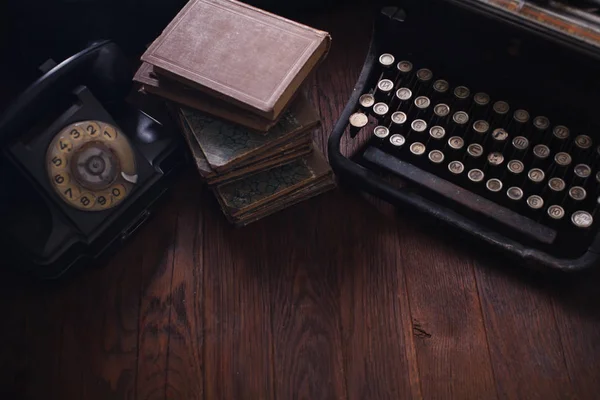 Vieux Téléphone Rétro Avec Machine Écrire Vintage Livres Sur Table — Photo