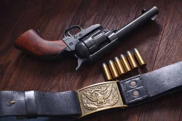 Gamla Western Revolver Med Patroner Träbord — Stockfoto