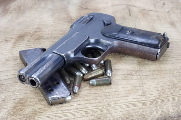 Velha Pistola Enferrujada Com Munições Fundo Madeira — Fotografia de Stock