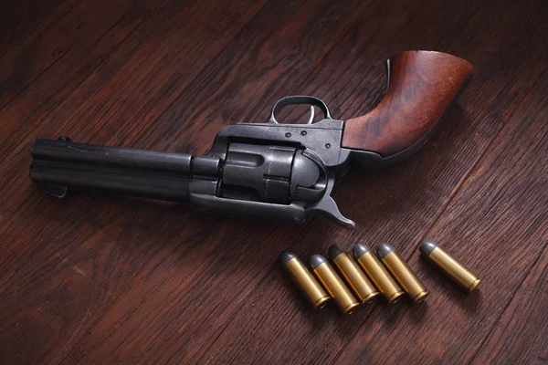 Gamla Western Revolver Med Patroner Träbord — Stockfoto