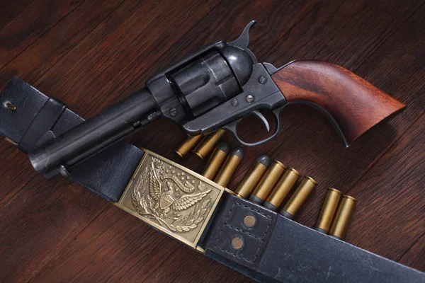 Alter Revolver Mit Patronen Auf Holztisch — Stockfoto
