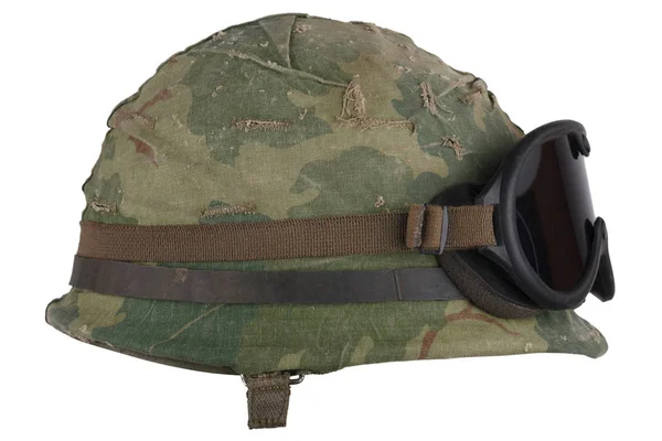 私たちはベトナム軍のヘルメットは迷彩カバー ゴーグル期間戦争し 犬の白で隔離タグ — ストック写真
