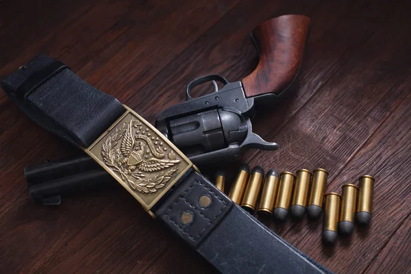Старый Револьвер Патронами Деревянном Столе — стоковое фото