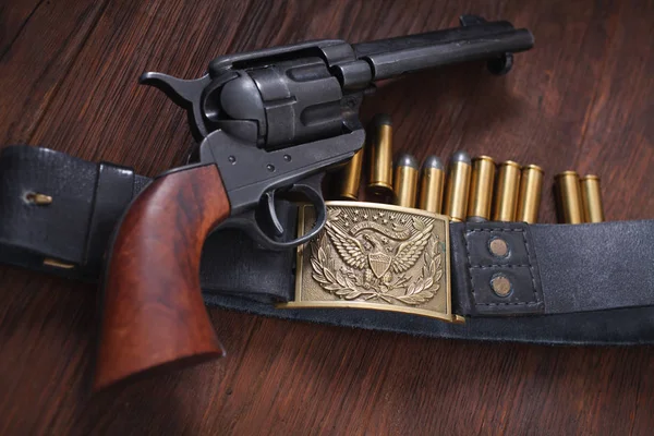 Vecchio Revolver Occidentale Con Cartucce Tavolo Legno — Foto Stock