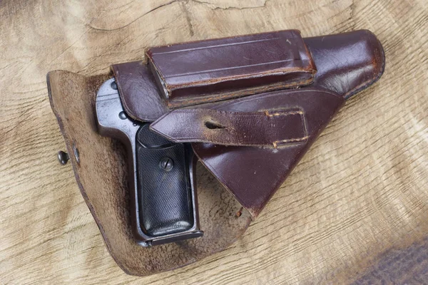 Starý Rezavý Pistole Koženém Pouzdru Dřevěné Pozadí — Stock fotografie